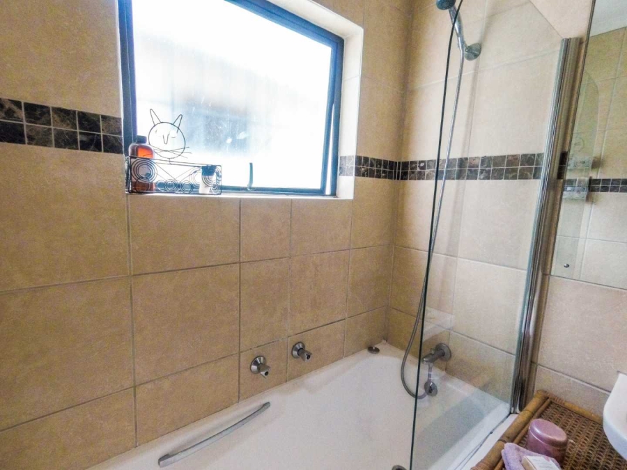 To Let 4 Bedroom Property for Rent in Rondebosch Park Estate Western Cape